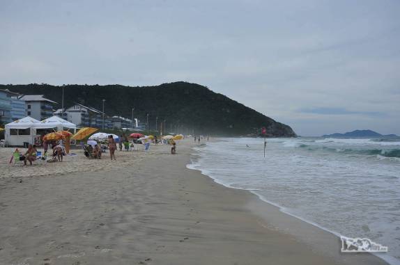 Caminhando na Praia Brava, no norte de Florianópolis, Santa Catarina